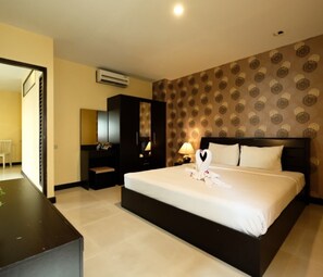 Family Suite | Peralatan tempat tidur premium, peti besi dalam bilik, meja 