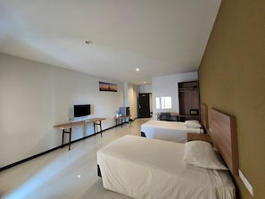 Chambre Deluxe double | Literie de qualité, coffre-fort, bureau, rideaux d’obscurcissement