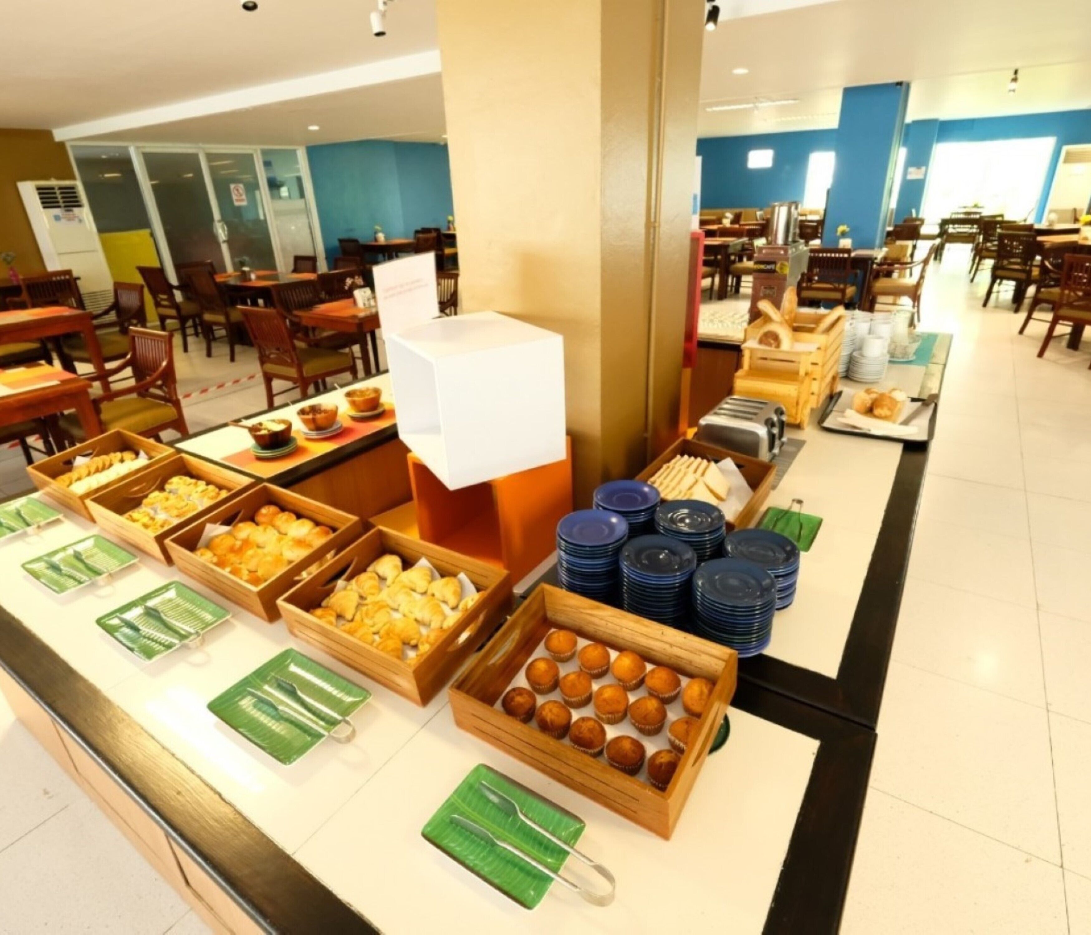 Un espace buffet proposant une variété de plats et d'ustensiles.