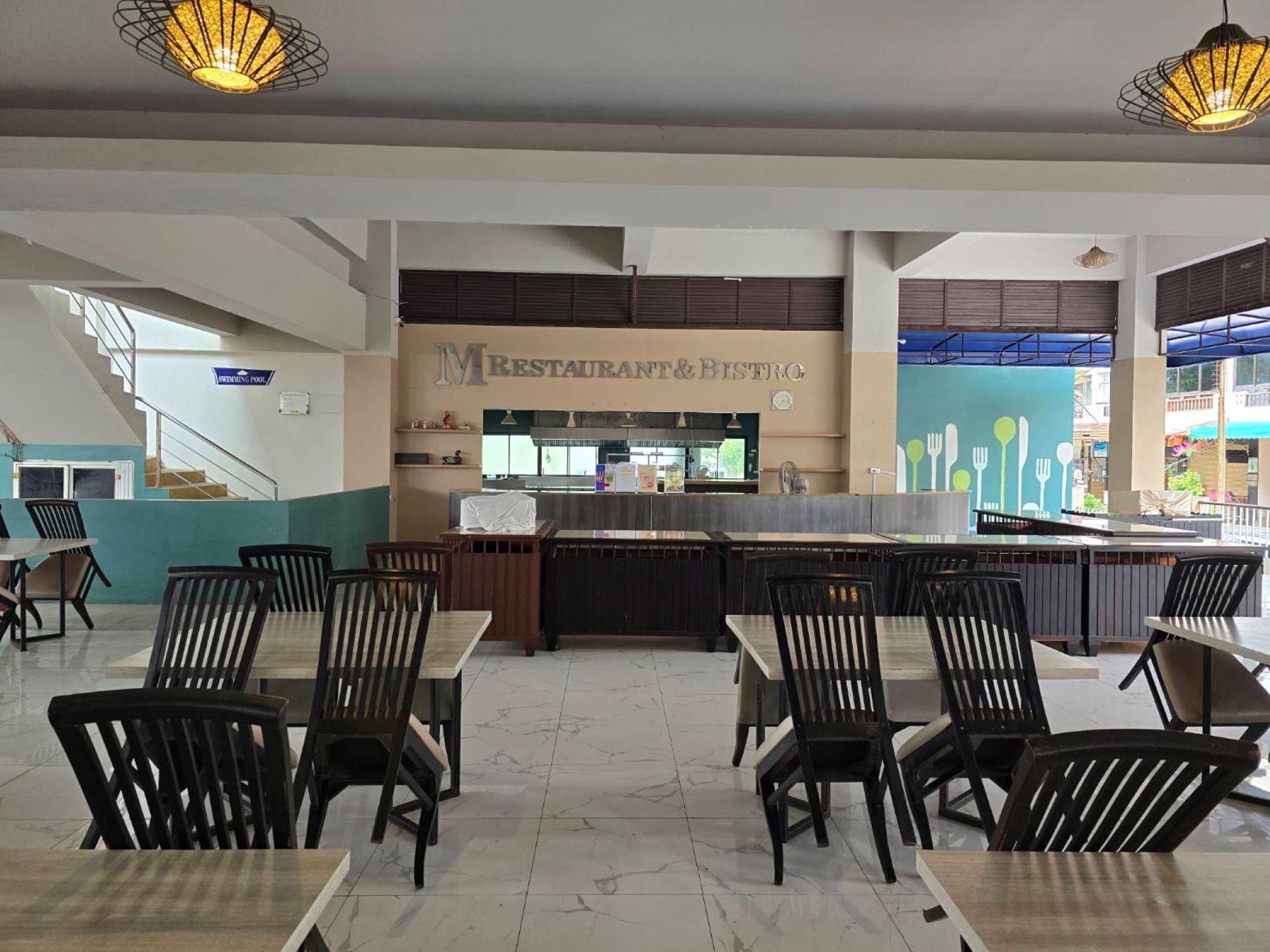 Een restaurant met een toonbank en een zithoek.