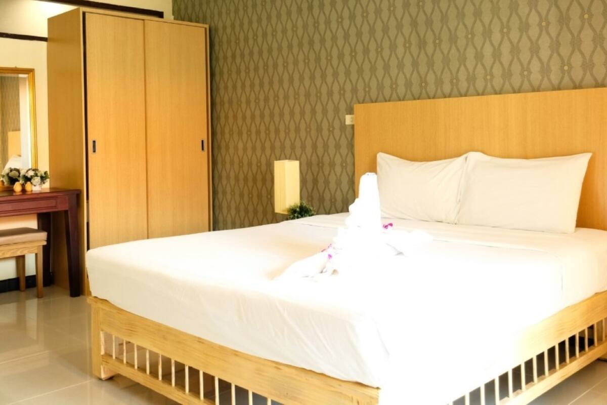 Hochwertige Bettwaren, Zimmersafe, Schreibtisch, Verdunkelungsvorhänge