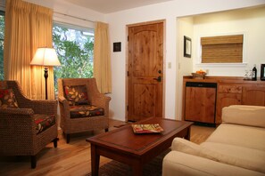 Room, 1 Queen Bed with Sofa bed (Ojai Suite; No Television) | Living area - Ojai Retreat & Inn (Ojai)