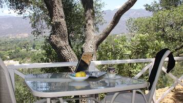 Room, 1 Queen Bed (Balcony Room; No Television) | Outdoor dining