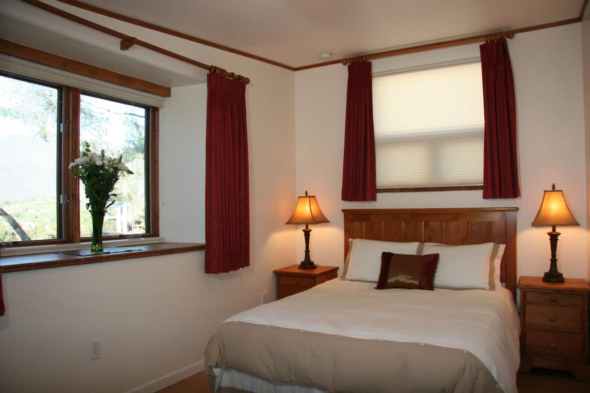 Habitación, 1 cama Queen size (Oak Room; No Television) | Wifi gratis y ropa de cama