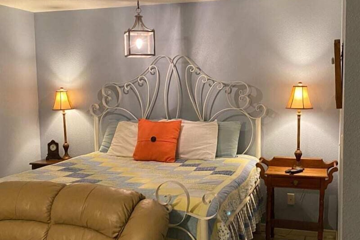 Carriage House 1 (Cottage) | Màn/rèm cản sáng, bàn ủi/dụng cụ ủi quần áo 