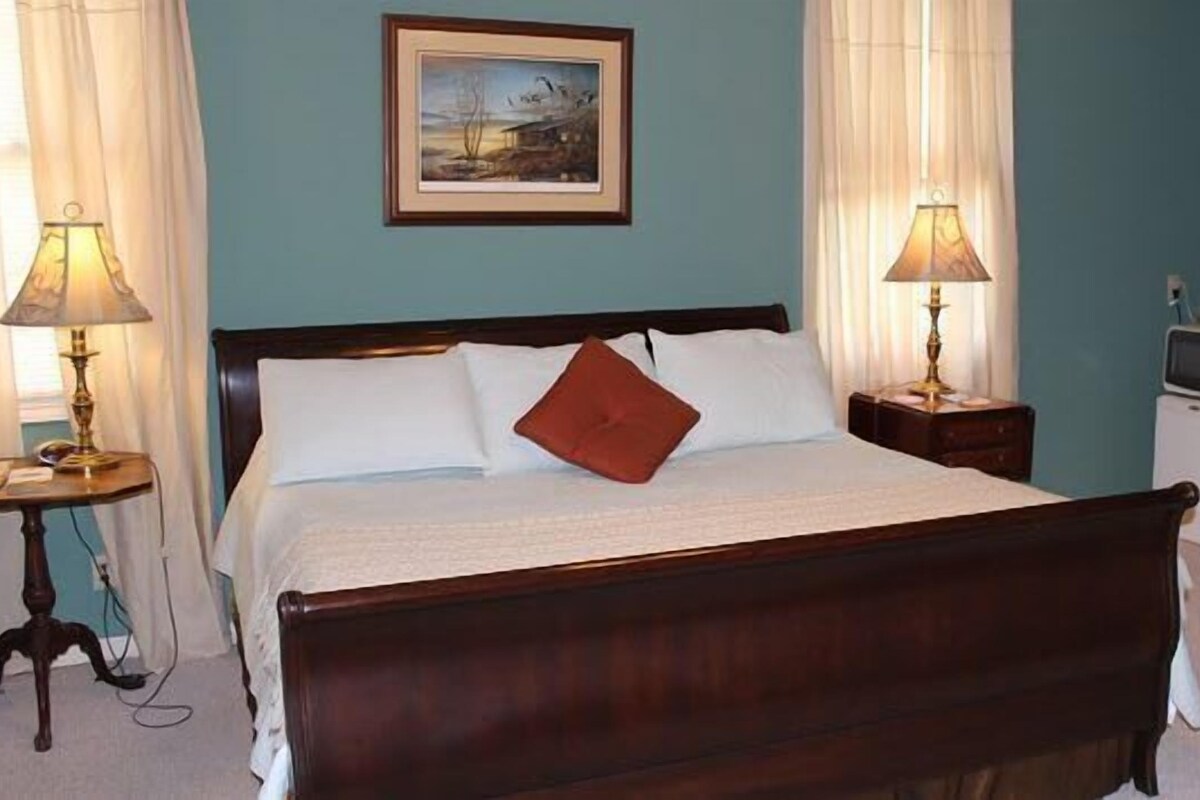 Taste of the Country Upstairs Suite | Màn/rèm cản sáng, bàn ủi/dụng cụ ủi quần áo 
