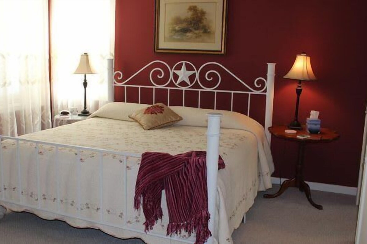 Rose Garden Upstairs Suite | Màn/rèm cản sáng, bàn ủi/dụng cụ ủi quần áo 
