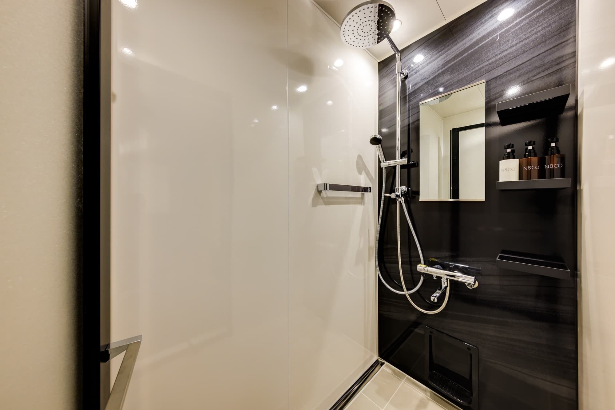 Combined shower/bathtub, hydromassage showerhead, free toiletries