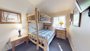 Gold Room, 2 Bedrooms | 2 bedrooms, free cribs/infant beds, free WiFi, bed sheets