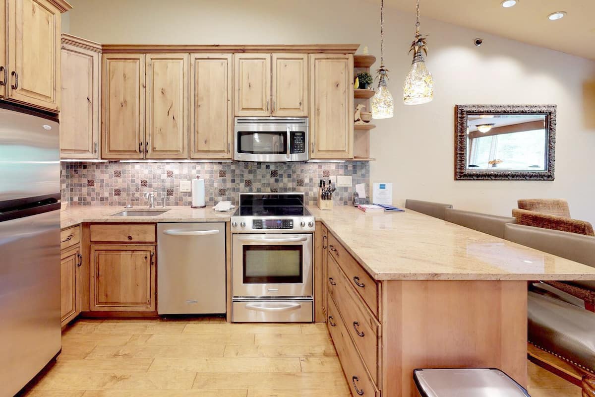 Full-sized fridge, microwave, stovetop, coffee/tea maker