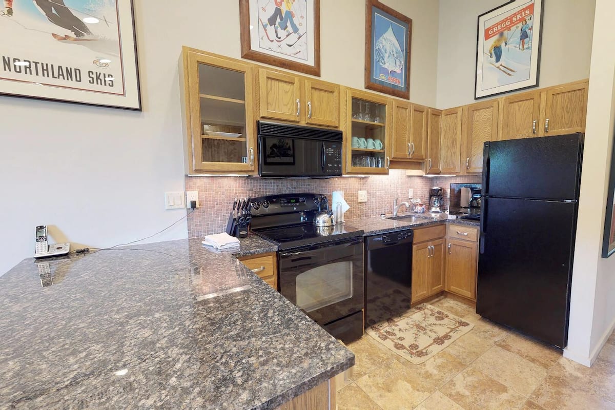 Full-sized fridge, microwave, stovetop, coffee/tea maker