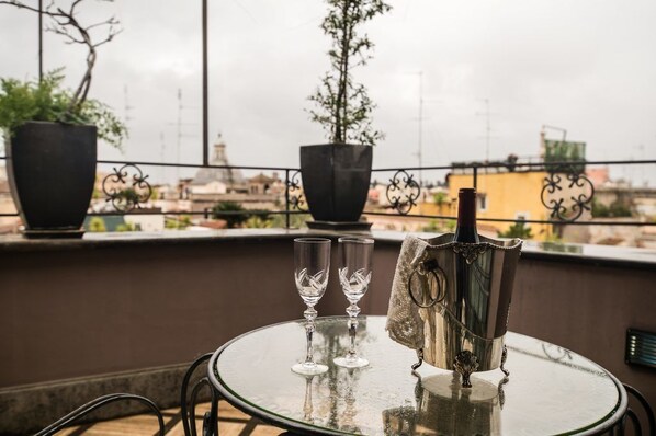 Standard-Vierbettzimmer | Terrasse/Patio