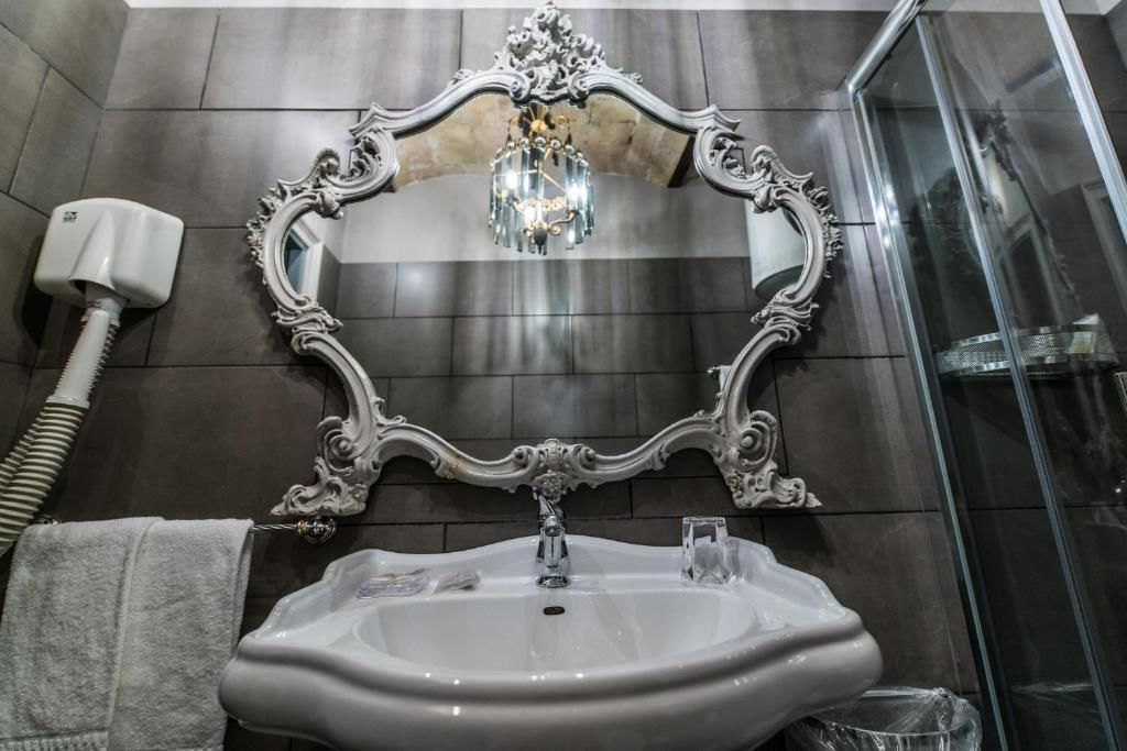 classic double room | bathroom sink