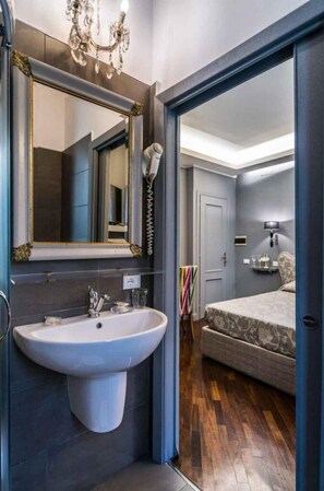 Classic Double Room | Bathroom sink