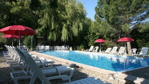 Piscina all'aperto, ombrelloni da piscina, lettini