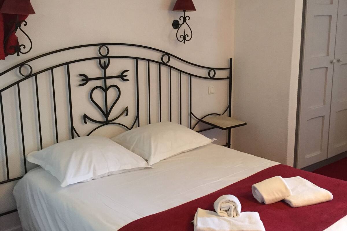 Double Room (Batisse) | Desk, blackout drapes, WiFi (free), bed sheets