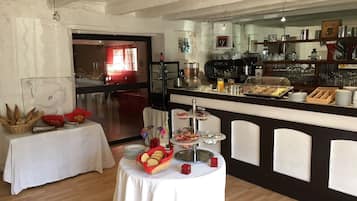 Daily buffet breakfast (EUR 11 per person)