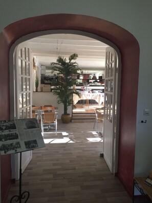 Se ofrece un desayuno bufé (11 EUR por persona)