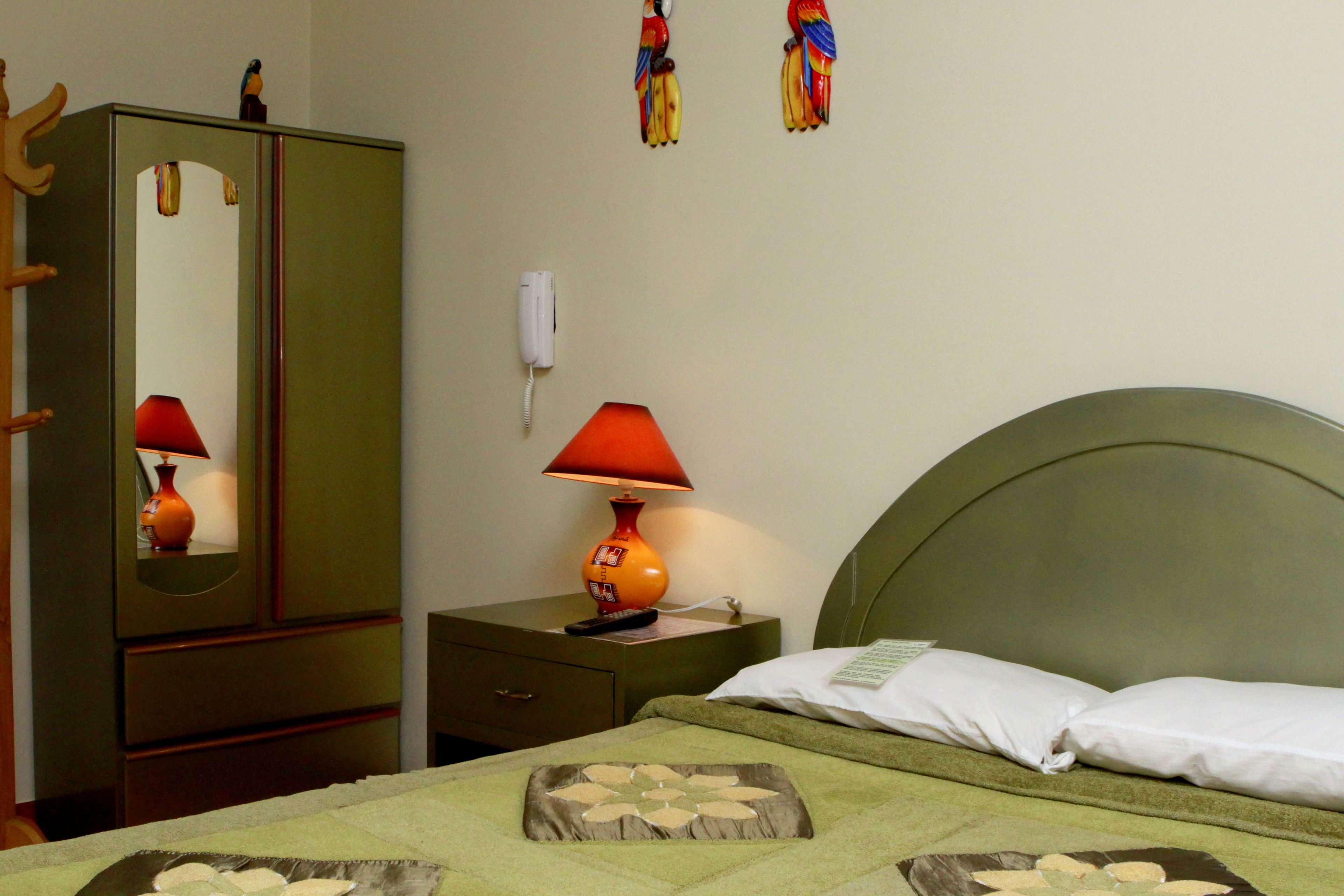 Habitación individual | Caja de seguridad en la habitación y tabla de planchar con plancha 