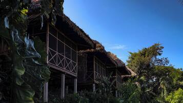 Vista frontal de la propiedad