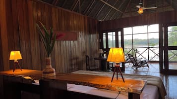 Deluxe Double or Twin Room, 1 Bedroom, River View | 1 bilik tidur, peti besi dalam bilik, dihias secara berasingan