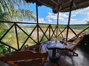 Family Cabin, 3 Bedrooms, River View | Living area