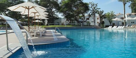 5 piscinas al aire libre, tumbonas