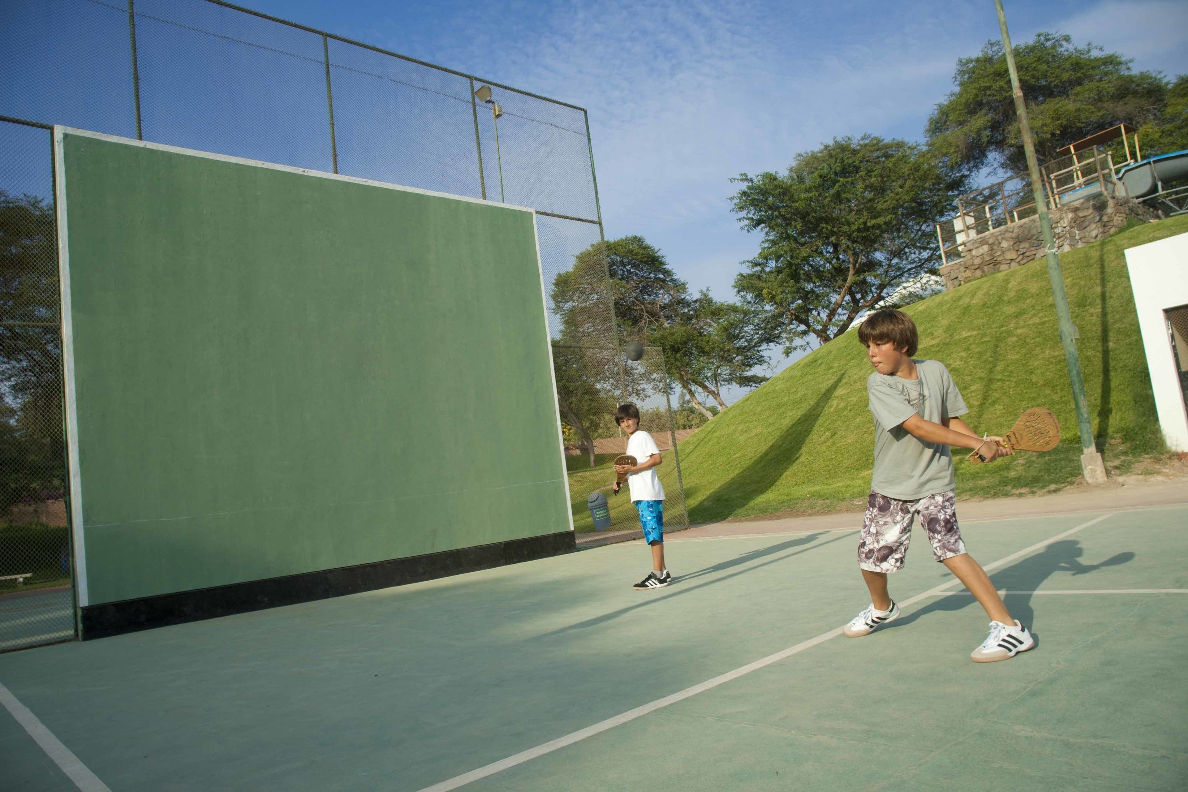 Un court de tennis avec une surface verte et un filet.