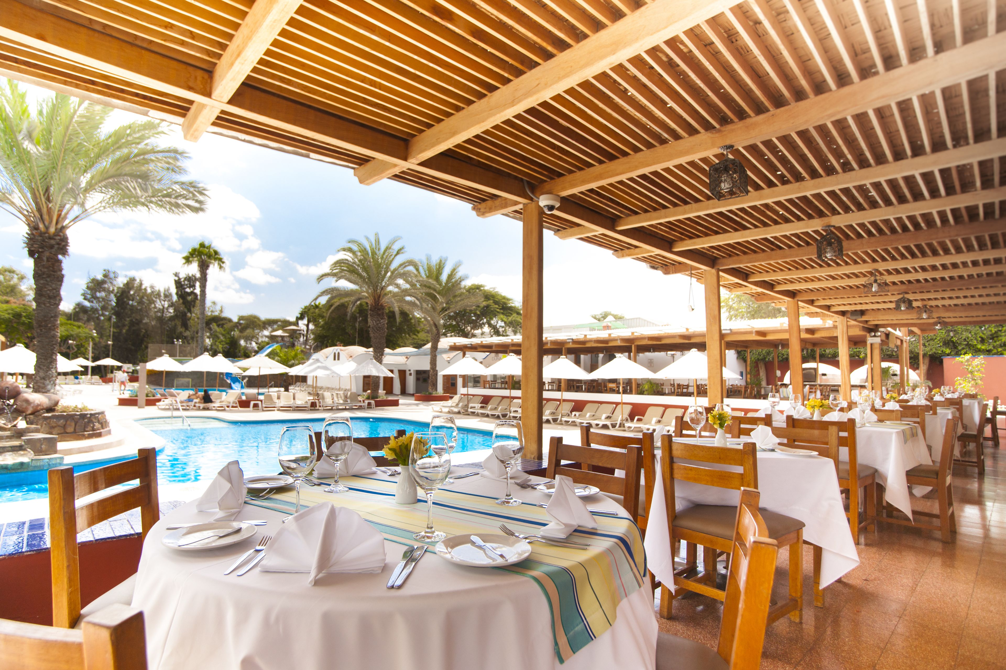 3 restaurants, serveren ontbijt