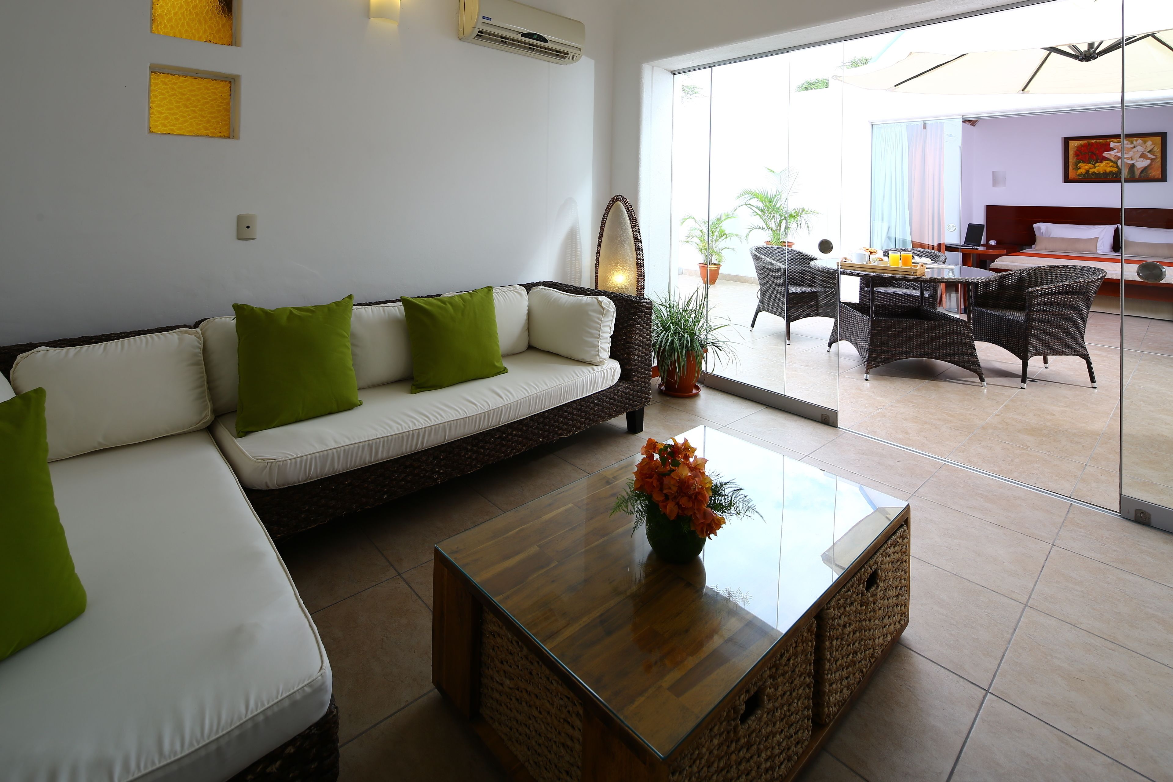 presidential suite | living room | 32-inch lcd tv with satellite channels, tv, ipod dock