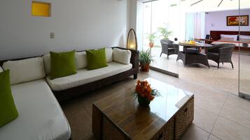 Presidential Suite | Living room | 32-inch LCD TV with satellite channels, TV, iPod dock