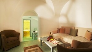 32-inch LCD TV with satellite channels, TV, DVD player - Markezinis Suites (Santorini)