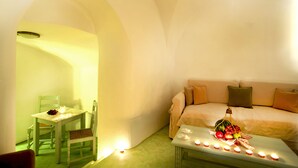 32-inch LCD TV with satellite channels, TV, DVD player - Markezinis Suites (Santorini)