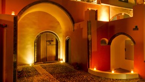 Property entrance - Markezinis Suites (Santorini)