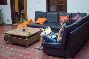 42-inch TV with digital channels, books, streaming services - Masaya Bogotá (Bogotá)