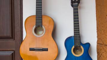 Dos guitarras colgadas en una pared.