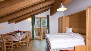 Departamento Confort, 1 habitación | Área de sala de estar | Televisión de pantalla plana de 22 pulgadas con canales vía satélite