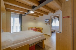 Cubrecamas, caja de seguridad en la habitación y escritorio 