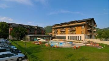 Piscina coperta, piscina all'aperto