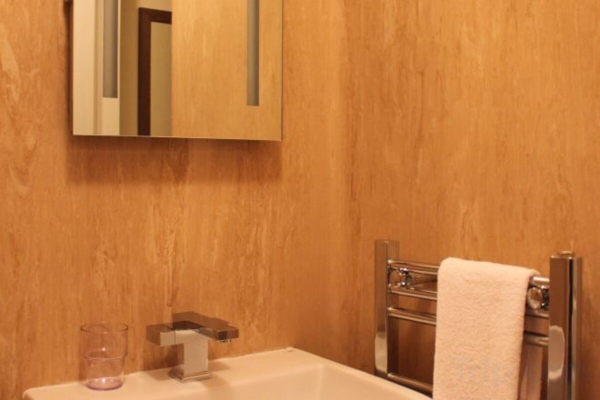 Shower, rainfall showerhead, free toiletries, hair dryer