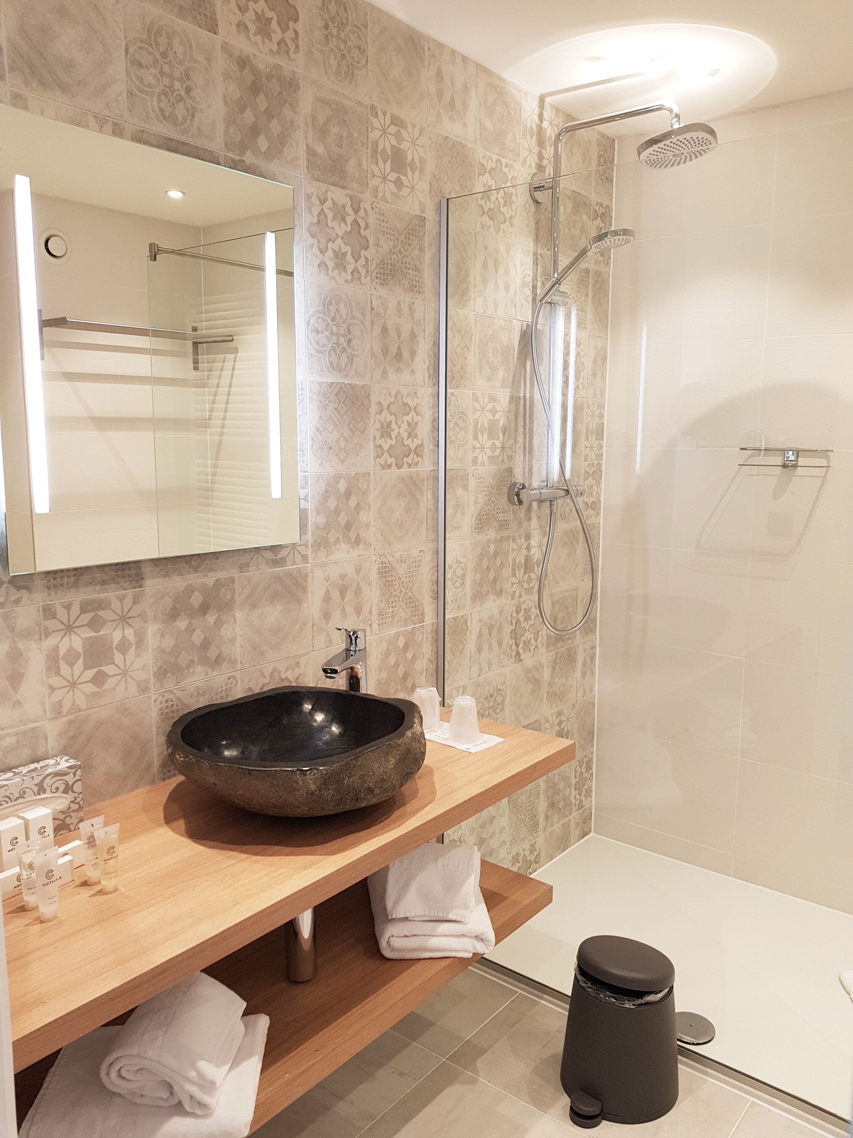 shower, free toiletries, hair dryer, towels