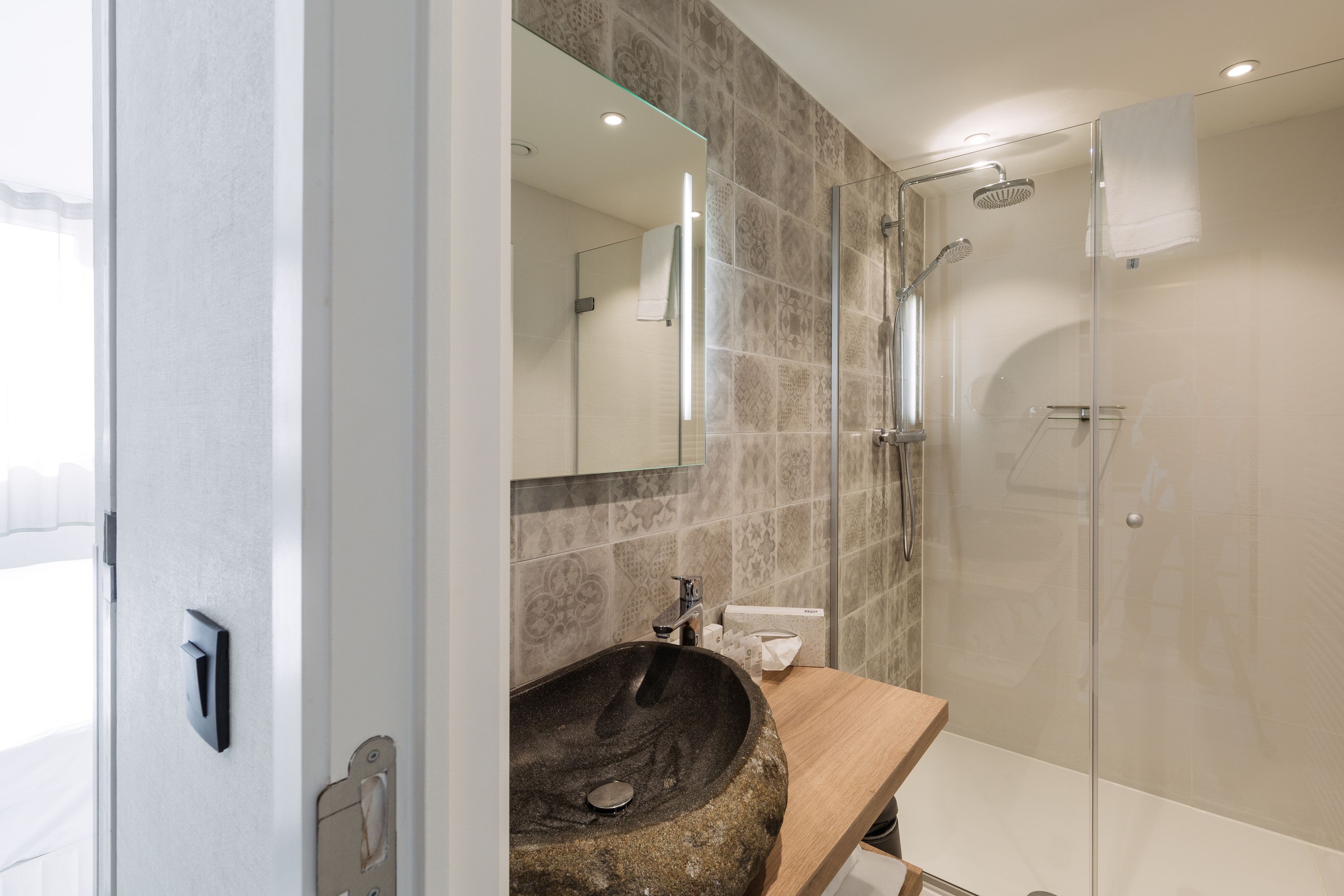 shower, free toiletries, hair dryer, towels