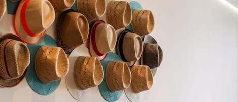 Una pared con una colección de sombreros organizados en un diseño.