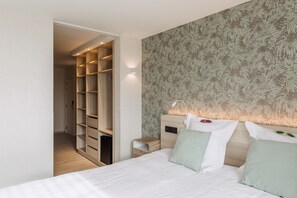 Minibar, in-room safe, desk, laptop workspace - Beach Hotel Helios by CW Hotel Collection (Blankenberge)