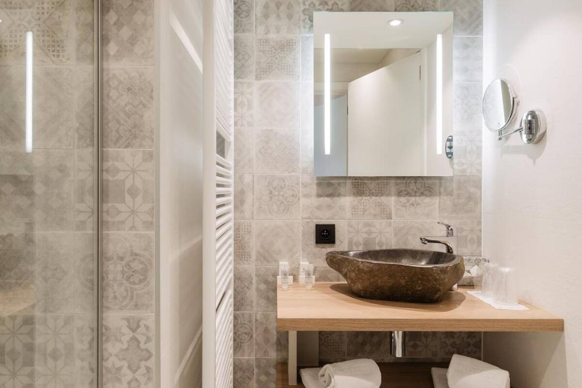 superior double room, ocean view | bathroom | shower, free toiletries, hair dryer, towels