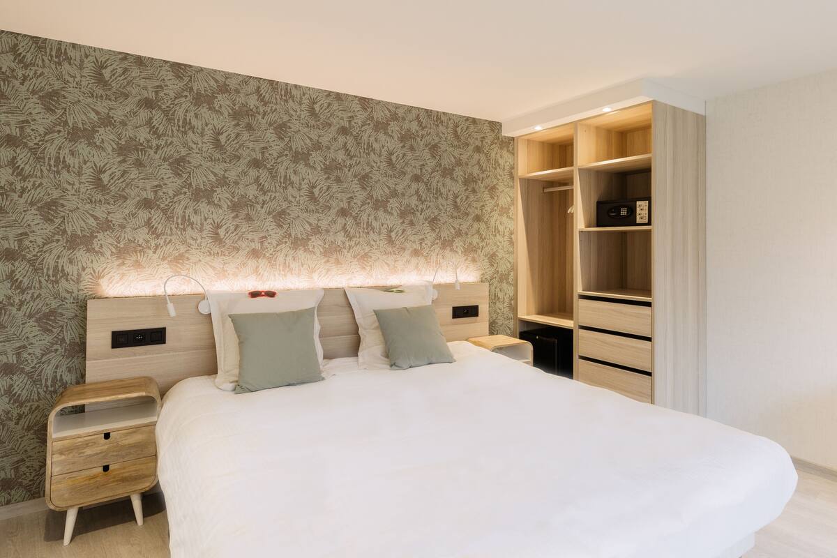 minibar, in-room safe, desk, laptop workspace