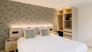 Minibar, coffres-forts dans les chambres, bureau