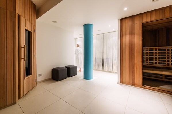 A modern interior with a wooden wall, a blue pillar, and a large sliding door. - Beach Hotel Helios by CW Hotel Collection (Blankenberge)