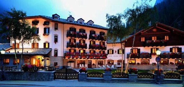 Façade de lâhĂ©bergement - soirĂ©e/nuit