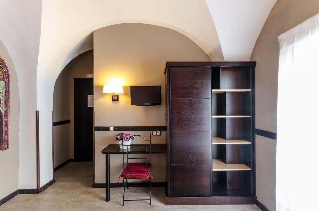 Driepersoonskamer | Donzen dekbedden, een kluis op de kamer, een bureau